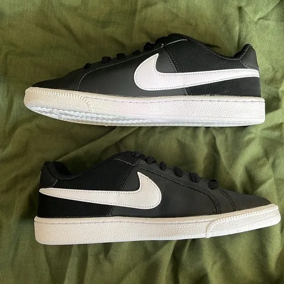 Brand New Nike Court Royale Black &amp; White Lace Up Sneakers Throwback Trainers