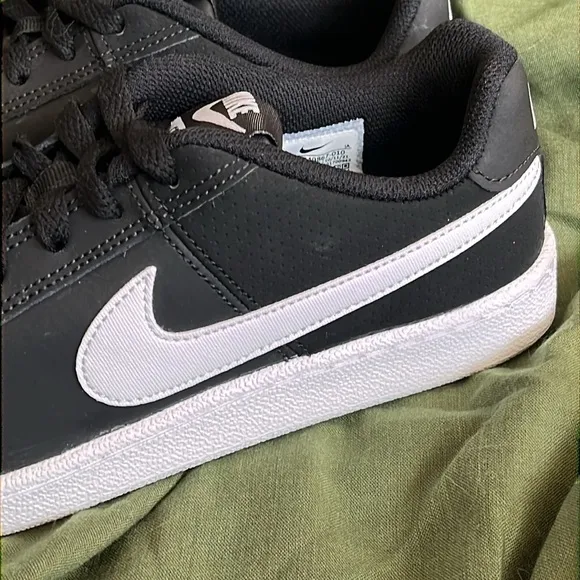 Brand New Nike Court Royale Black &amp; White Lace Up Sneakers Throwback Trainers