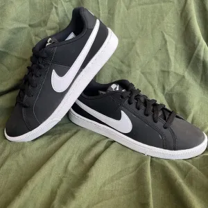 Brand New Nike Court Royale Black &amp; White Lace Up Sneakers Throwback Trainers