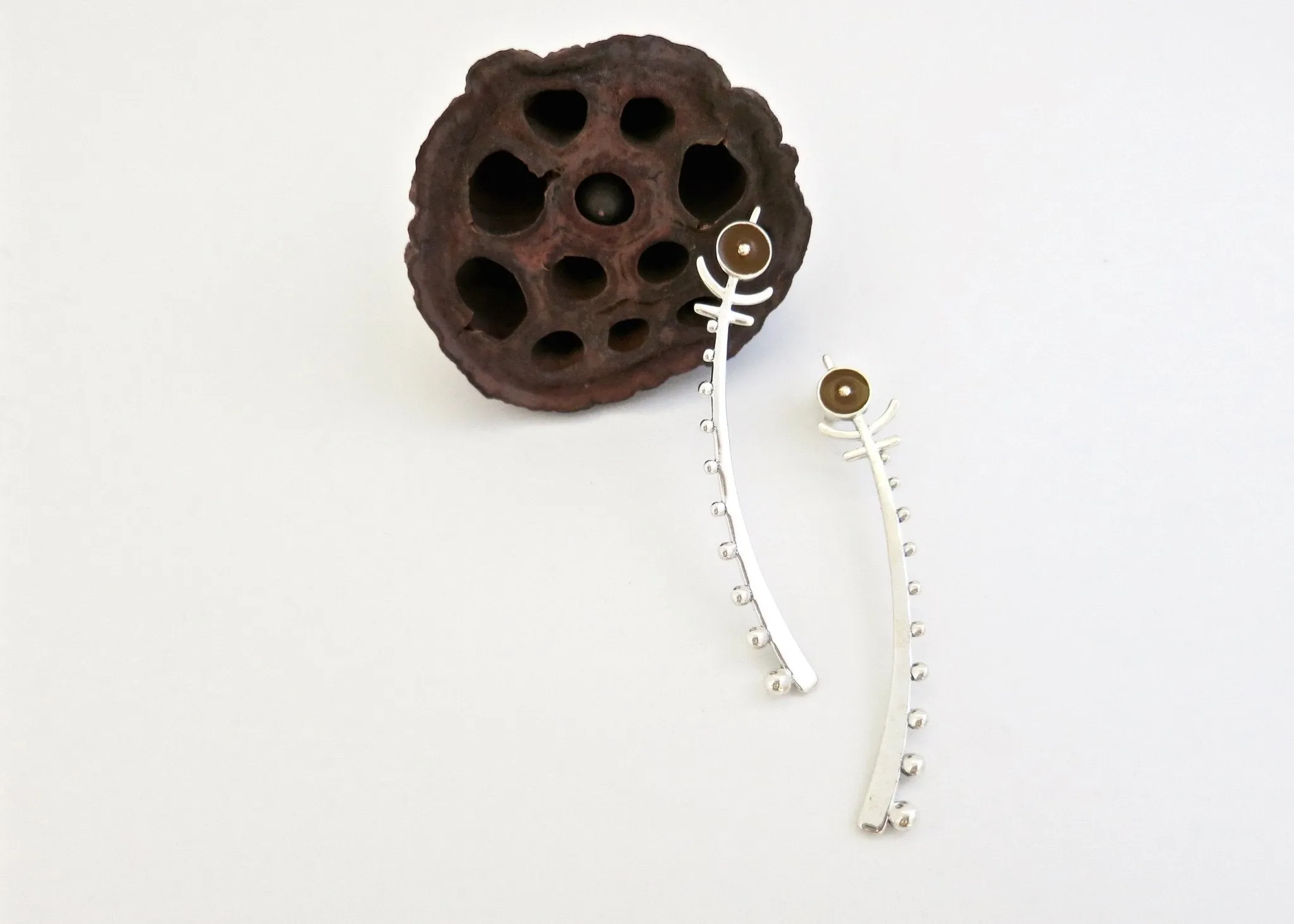 DAVU minimalist totem earrings