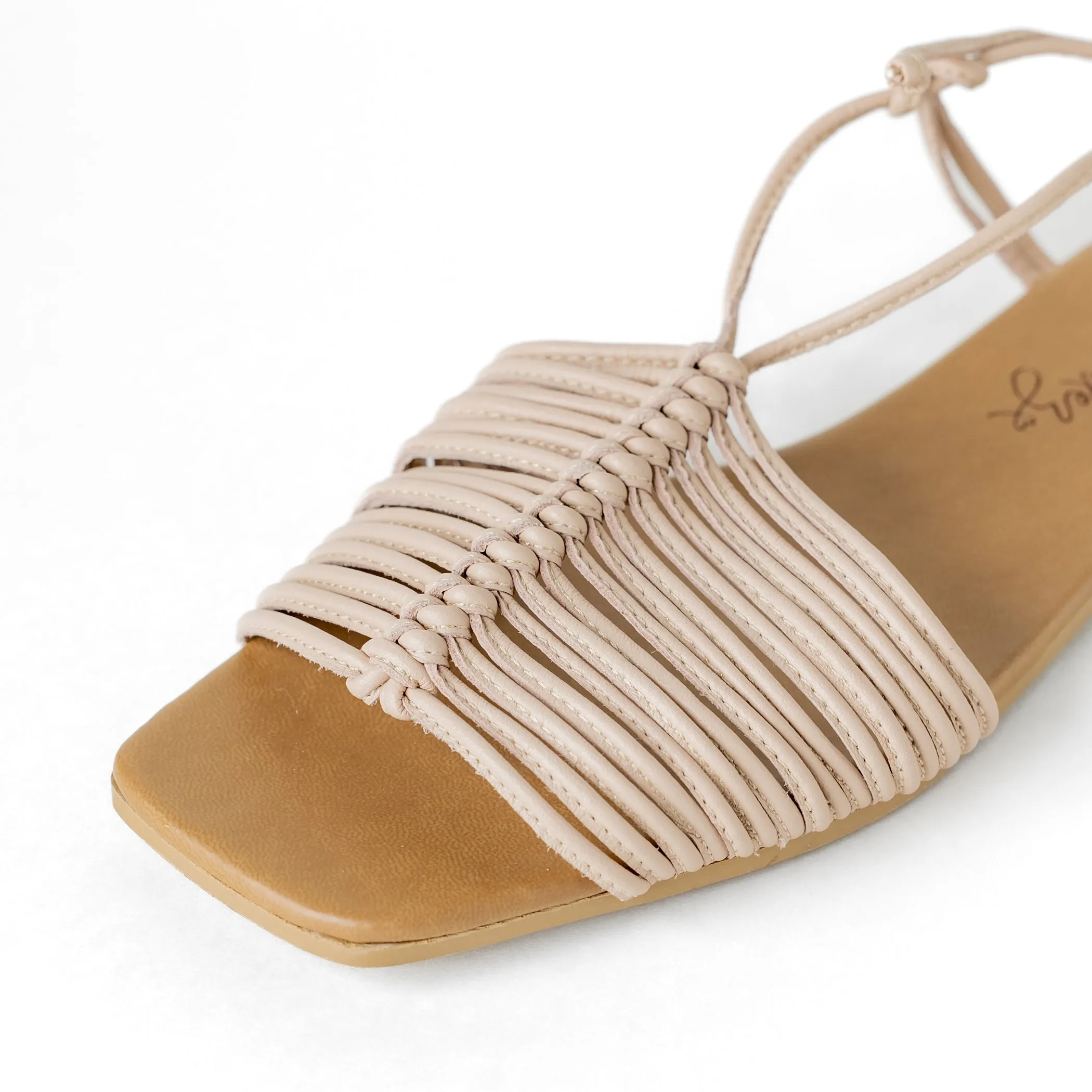 Eva Flats Sandals - Nude
