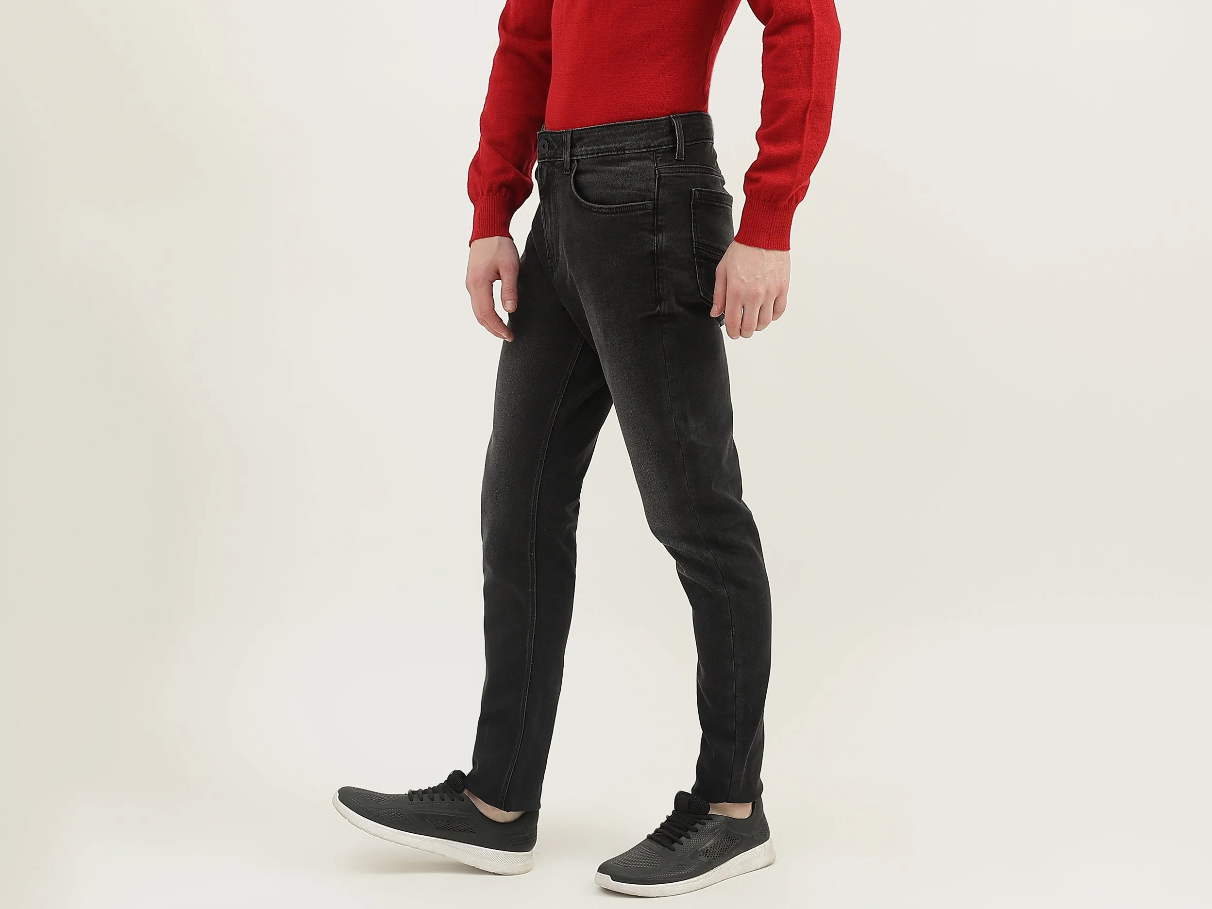 Men Solid Carrot Fit Jeans