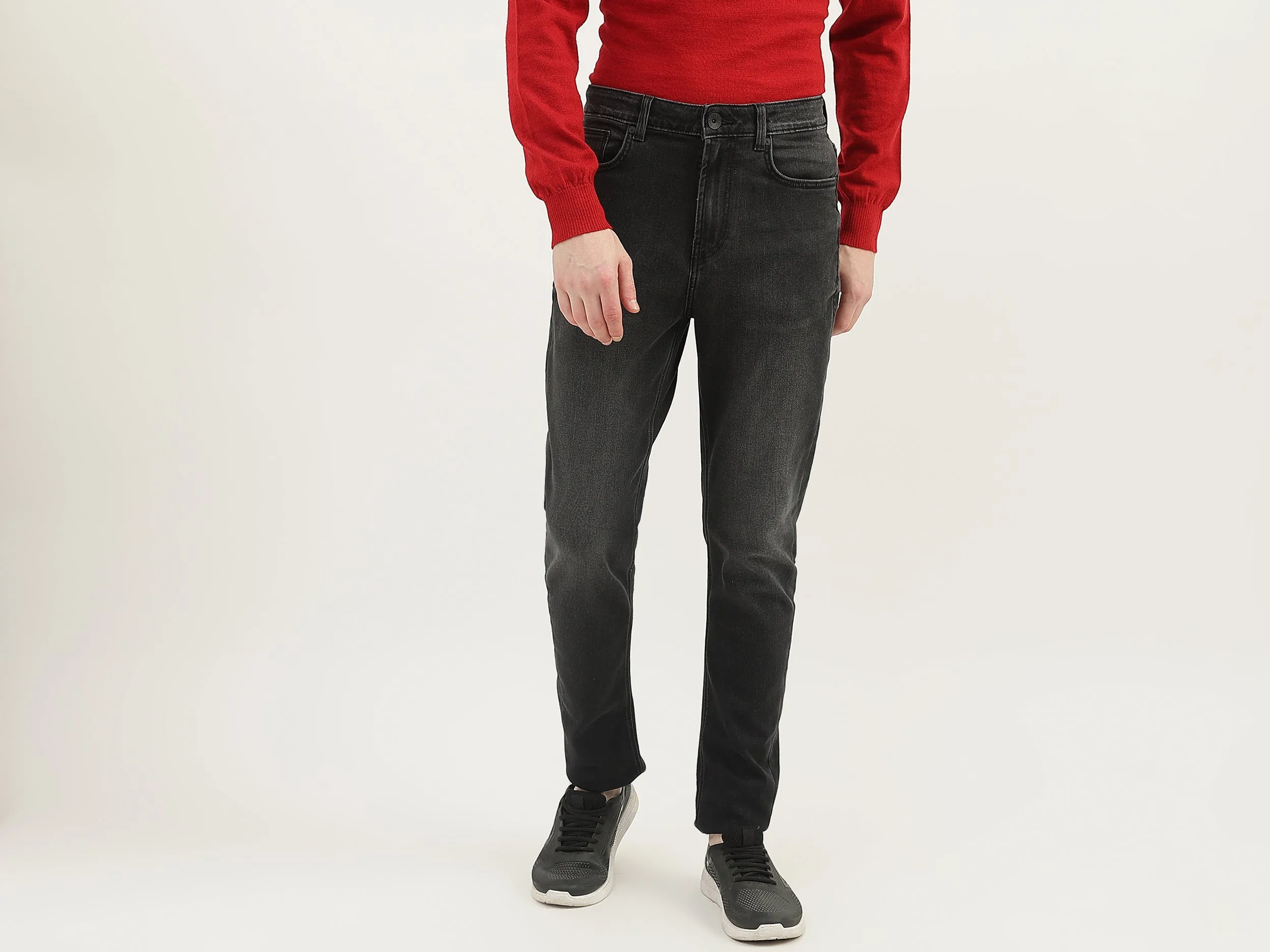 Men Solid Carrot Fit Jeans