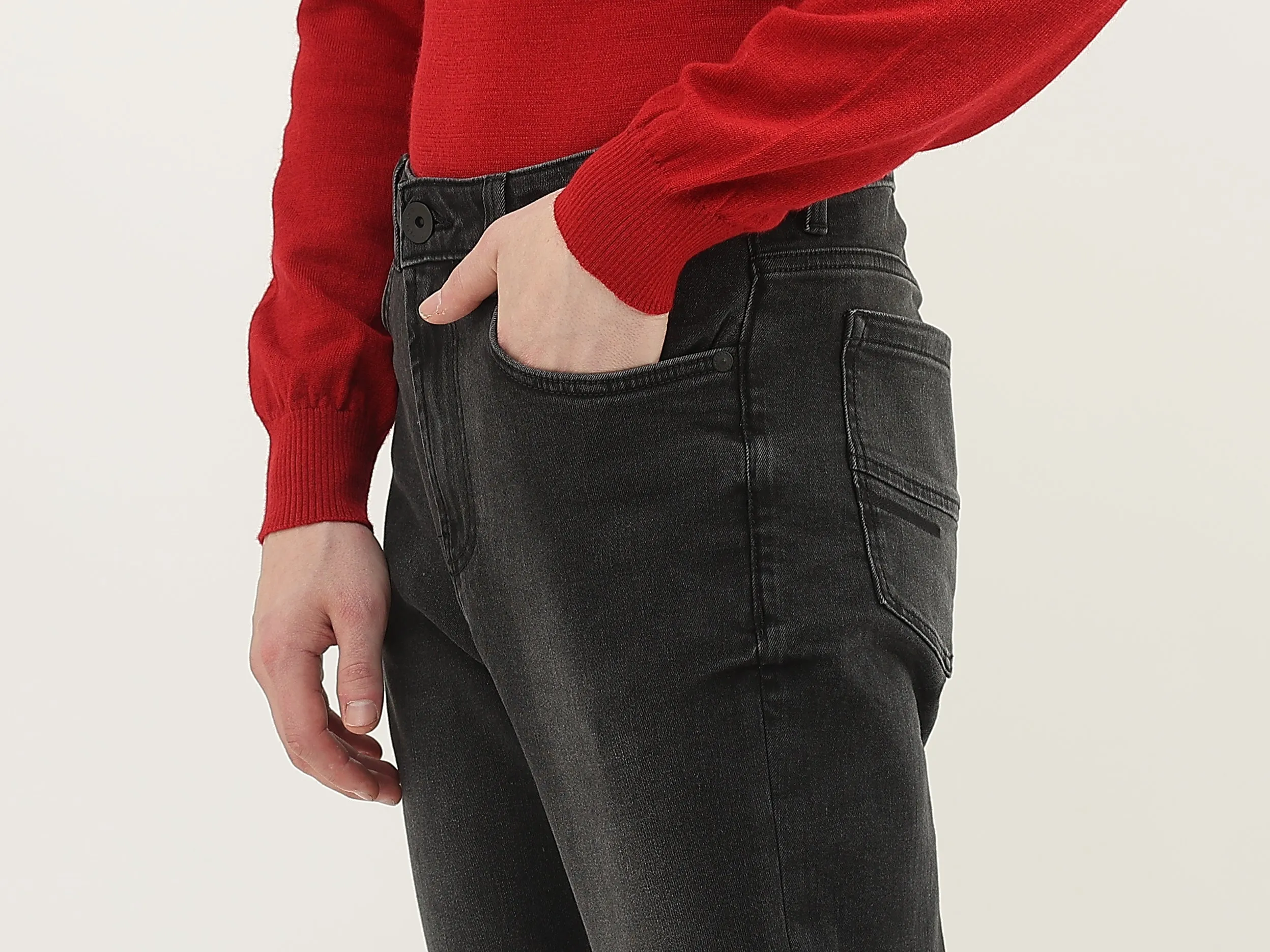 Men Solid Carrot Fit Jeans