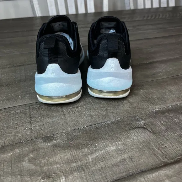 Nike Air Max Axis Black White Sneakers Sz 8