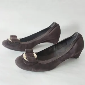 Stuart Weitzman Beaudelair Suede Pump Size 8 Hidden Wedge Bow Low Heel Slip-on