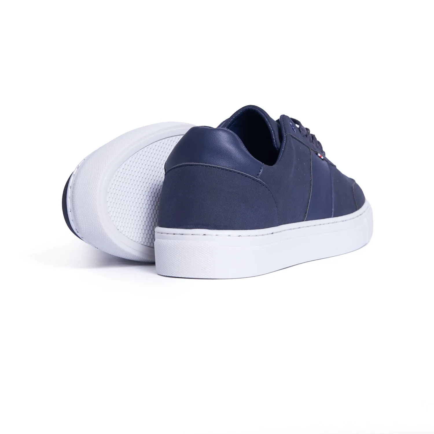 V762w Navy Sleek and Stylish Sneaker - Modern Men's Fashion Footwear